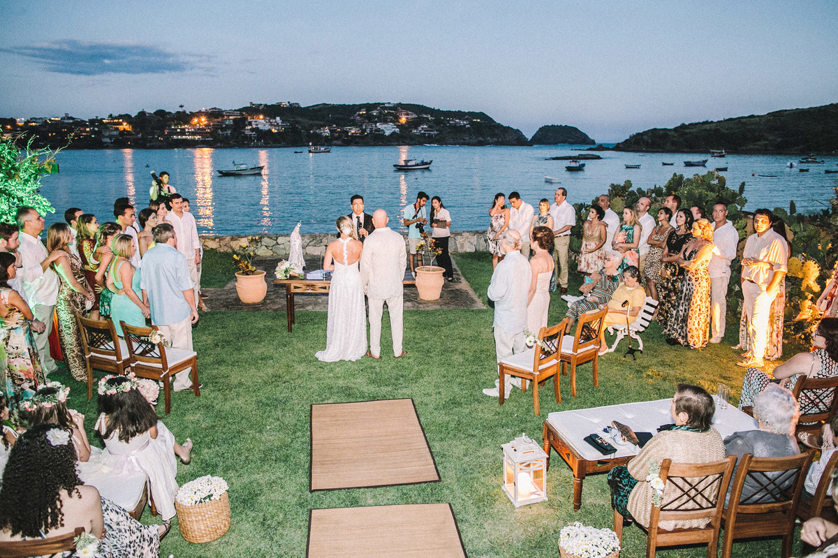 Noivos em casamento em Búzios-RJ