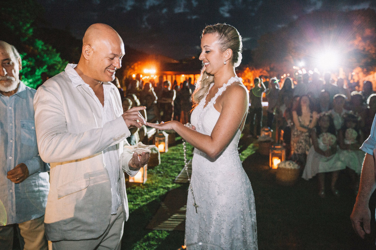 Noivos trocando alianças em casamento em Búzios-RJ