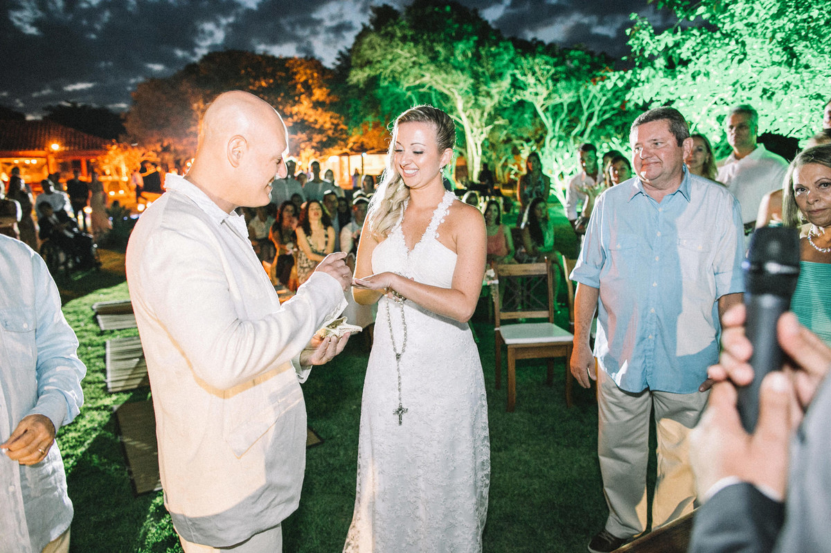 Noivos trocando alianças em casamento em Búzios-RJ