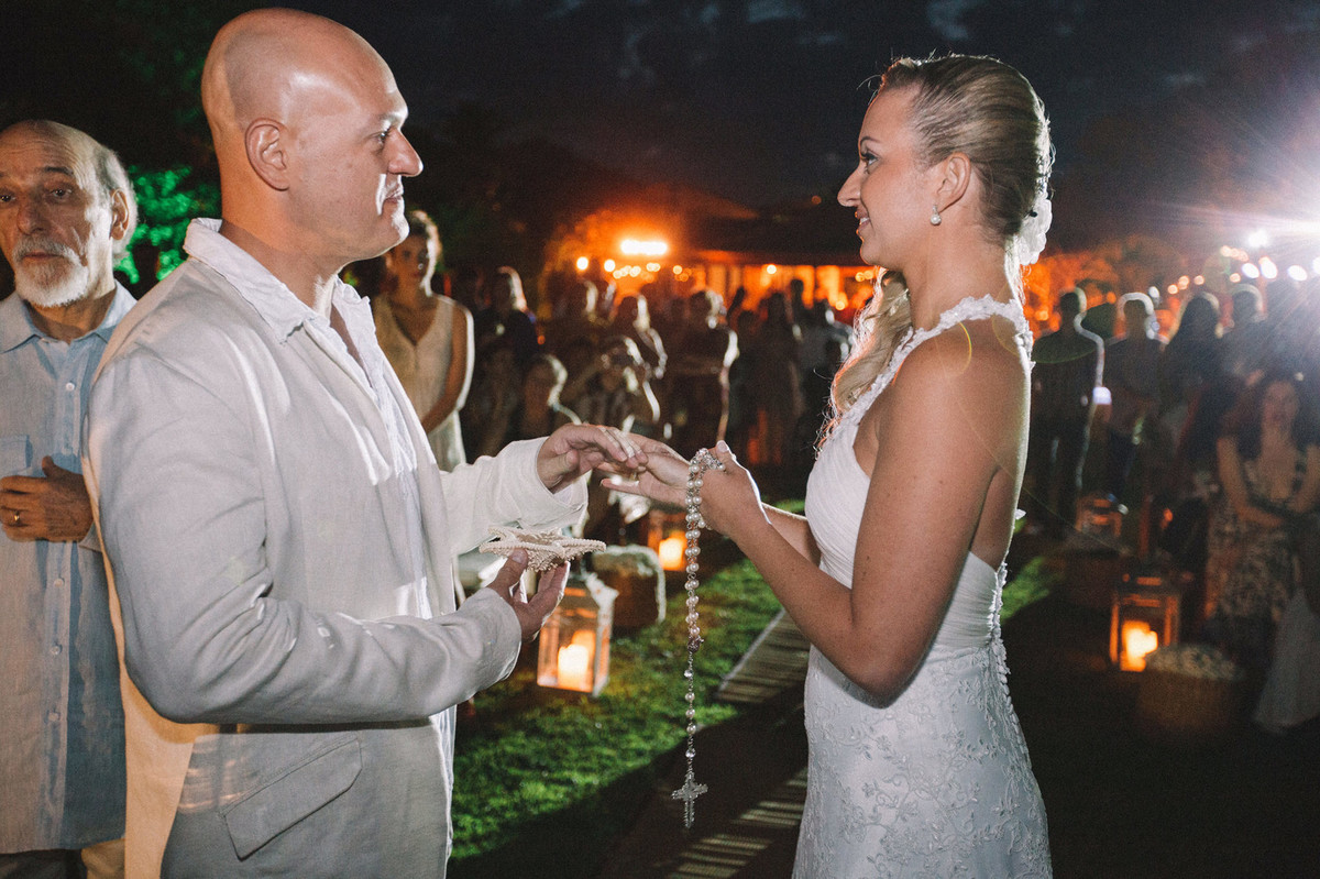 Noivos trocando alianças em casamento em Búzios-RJ