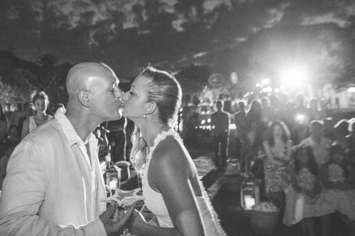 Noivos se beijando em casamento em Búzios-RJ