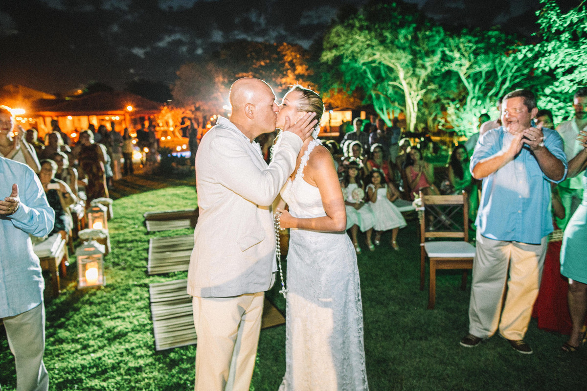 Noivos se beijando em casamento em Búzios-RJ