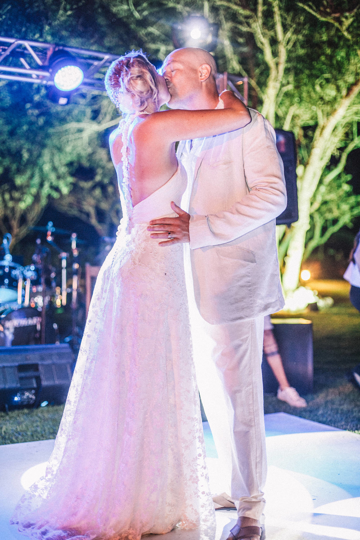 Noivos se amando em casamento em Búzios-RJ