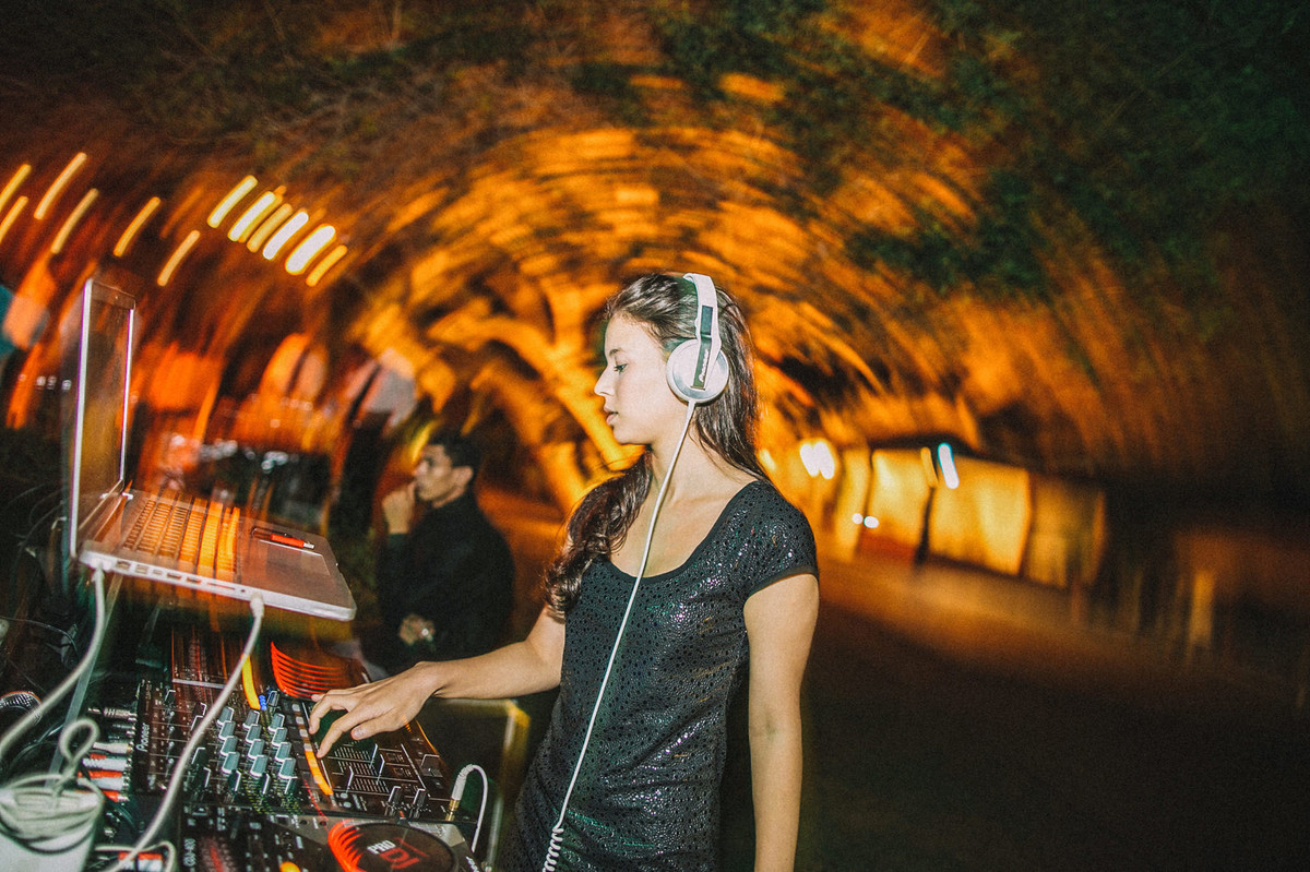 DJ Francesca Sardi tocando um som em casamento em Buzios-RJ