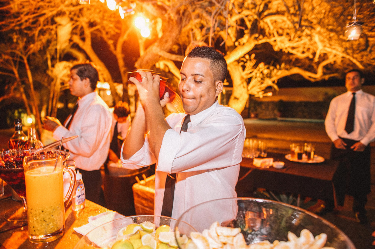 Barman fazendo drinks em casamento em Búzios-RJ