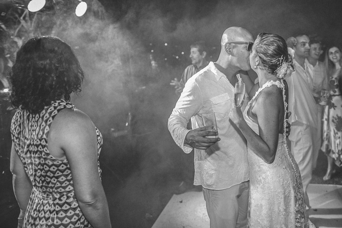 Noivos curtindo o casamento em Búzios-RJ