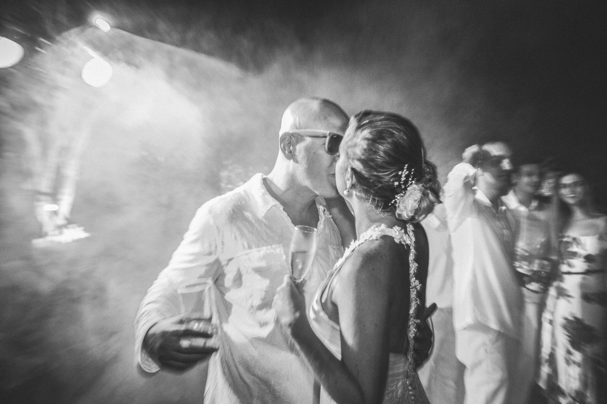 Noivos curtindo o casamento em Búzios-RJ