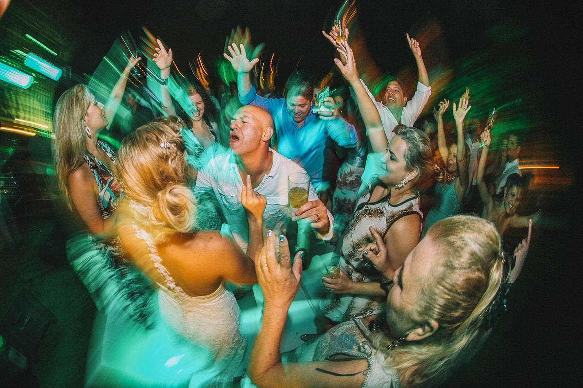 Noivos curtindo o casamento em Búzios-RJ