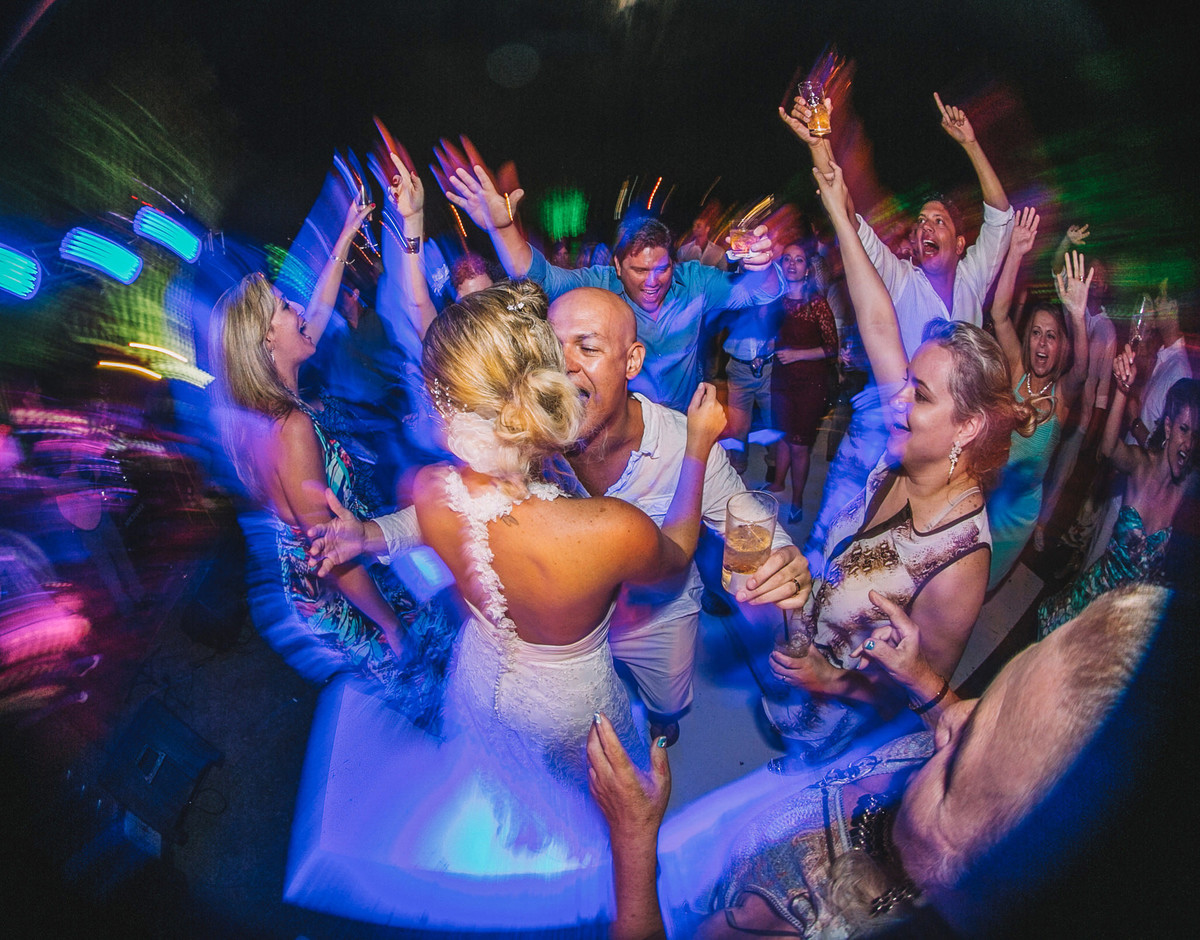 Noivos curtindo o casamento em Búzios-RJ
