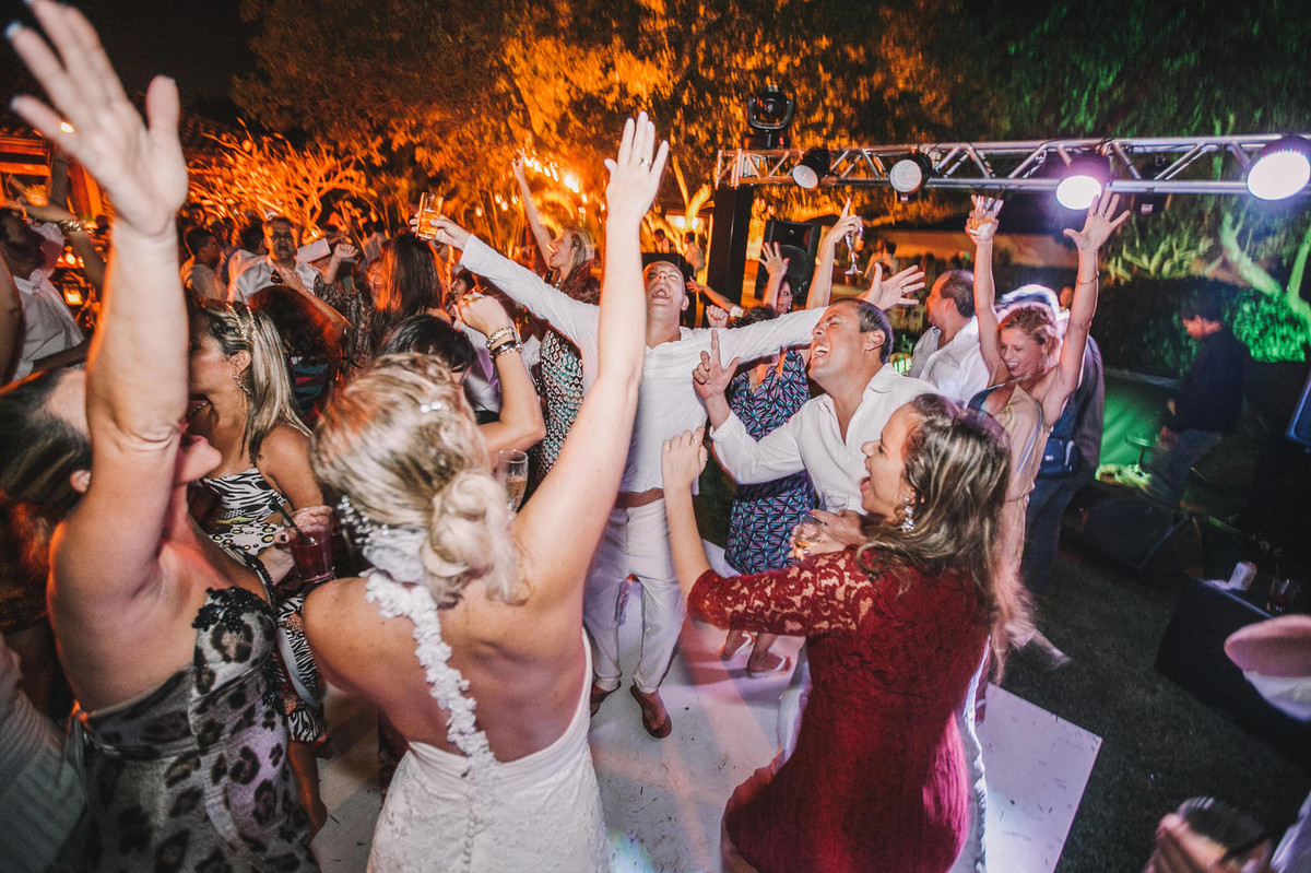 Noivos curtindo o casamento em Búzios-RJ