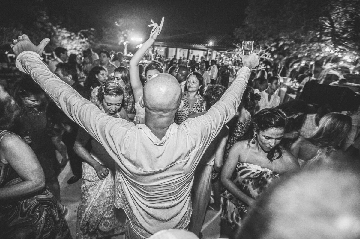 Noivos curtindo o casamento em Búzios-RJ