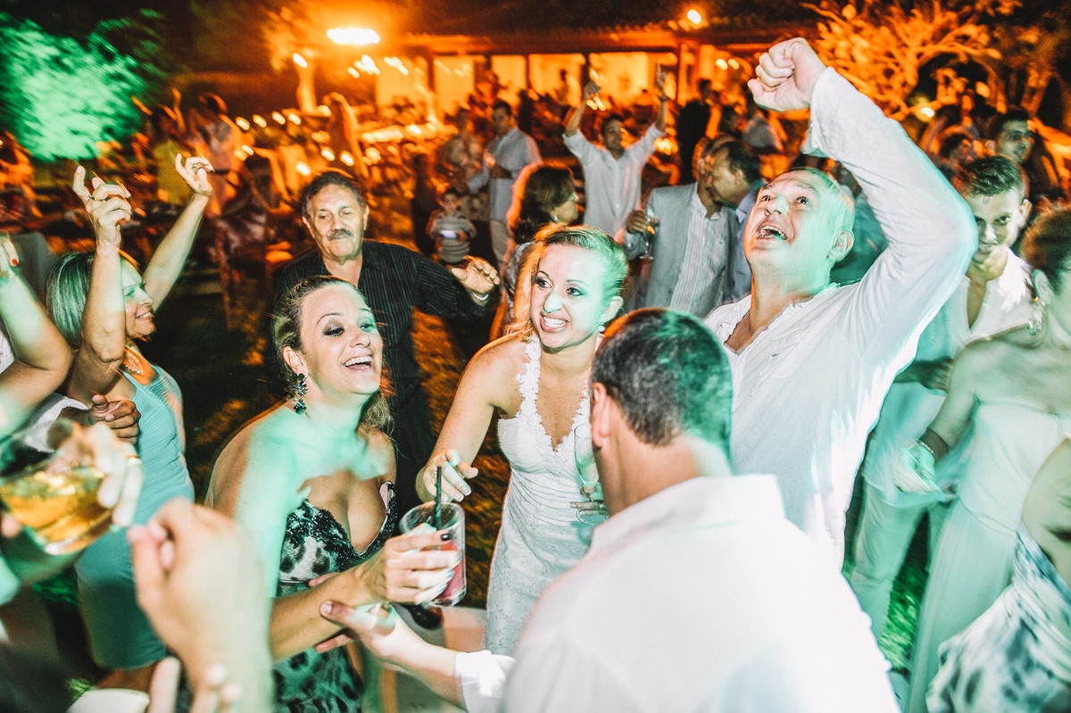 Noivos curtindo o casamento em Búzios-RJ