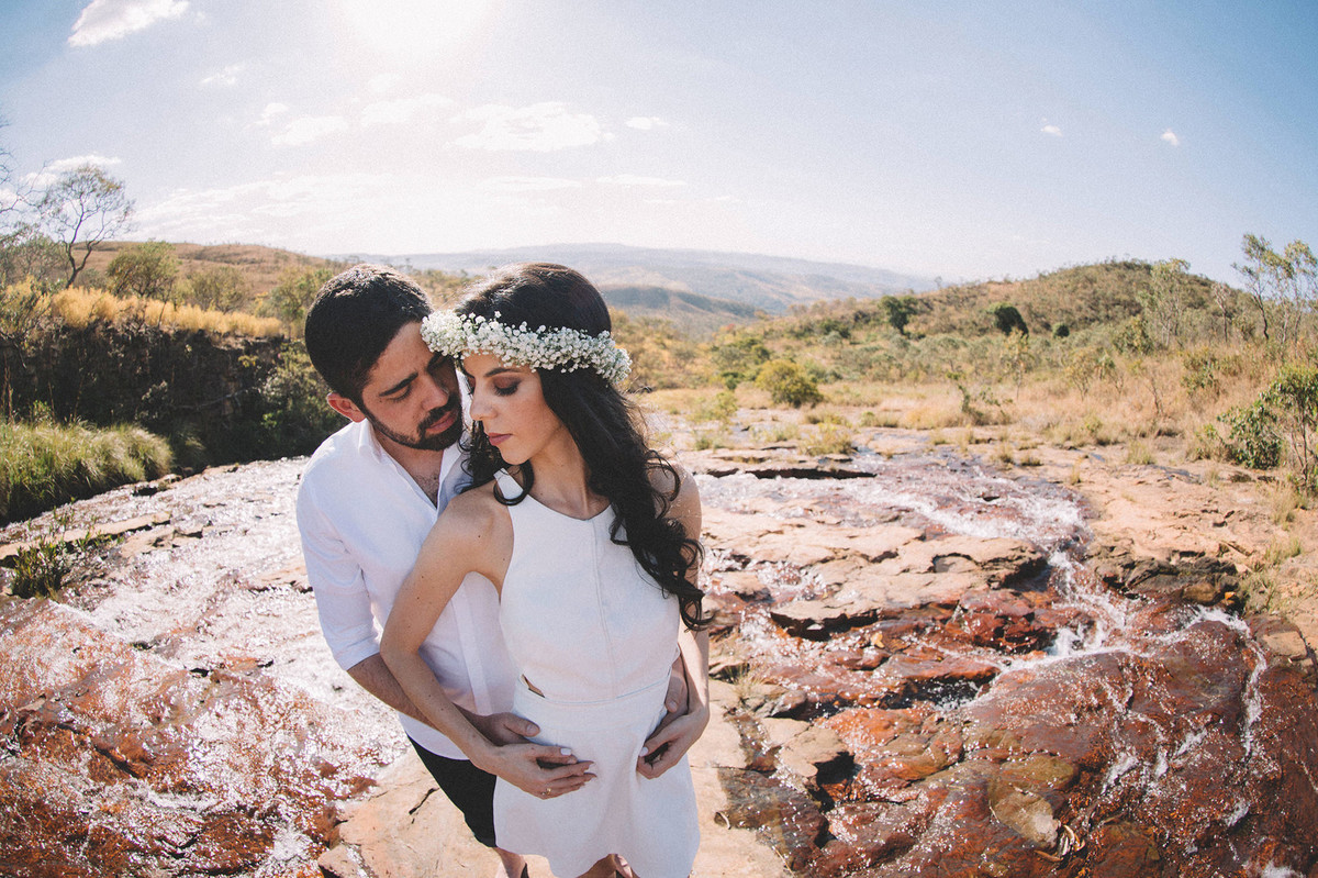 Casal se beijando no rio. Fotografado pelo fotografo de casamento Rafael Ohana em Brasilia-DF
