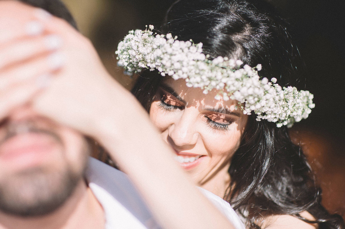 Noiva fechando os olhos do noivo. Fotografado pelo fotografo de casamento Rafael Ohana em Brasilia-DF