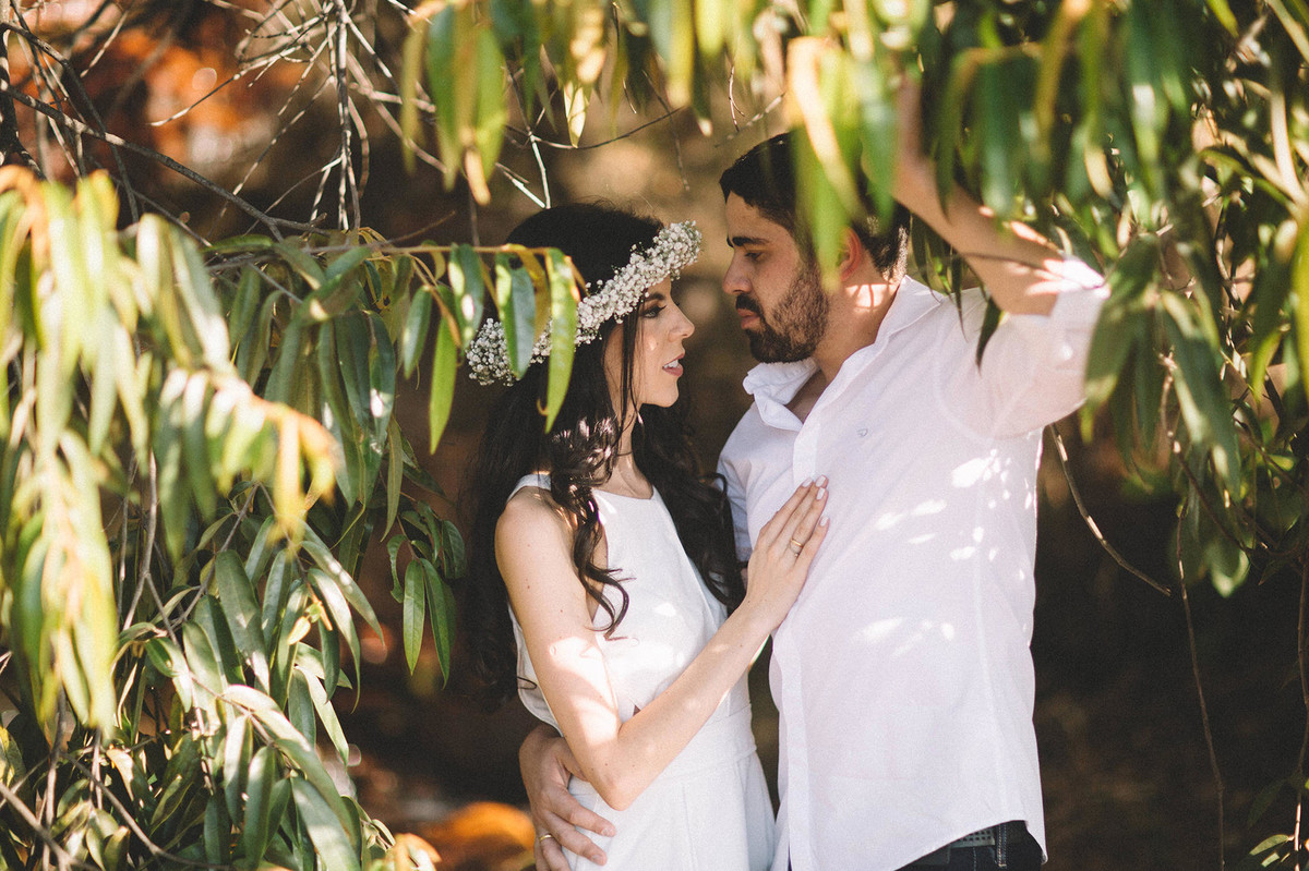 Casal debaixo da arvore. Fotografado pelo fotografo de casamento Rafael Ohana em Brasilia-DF