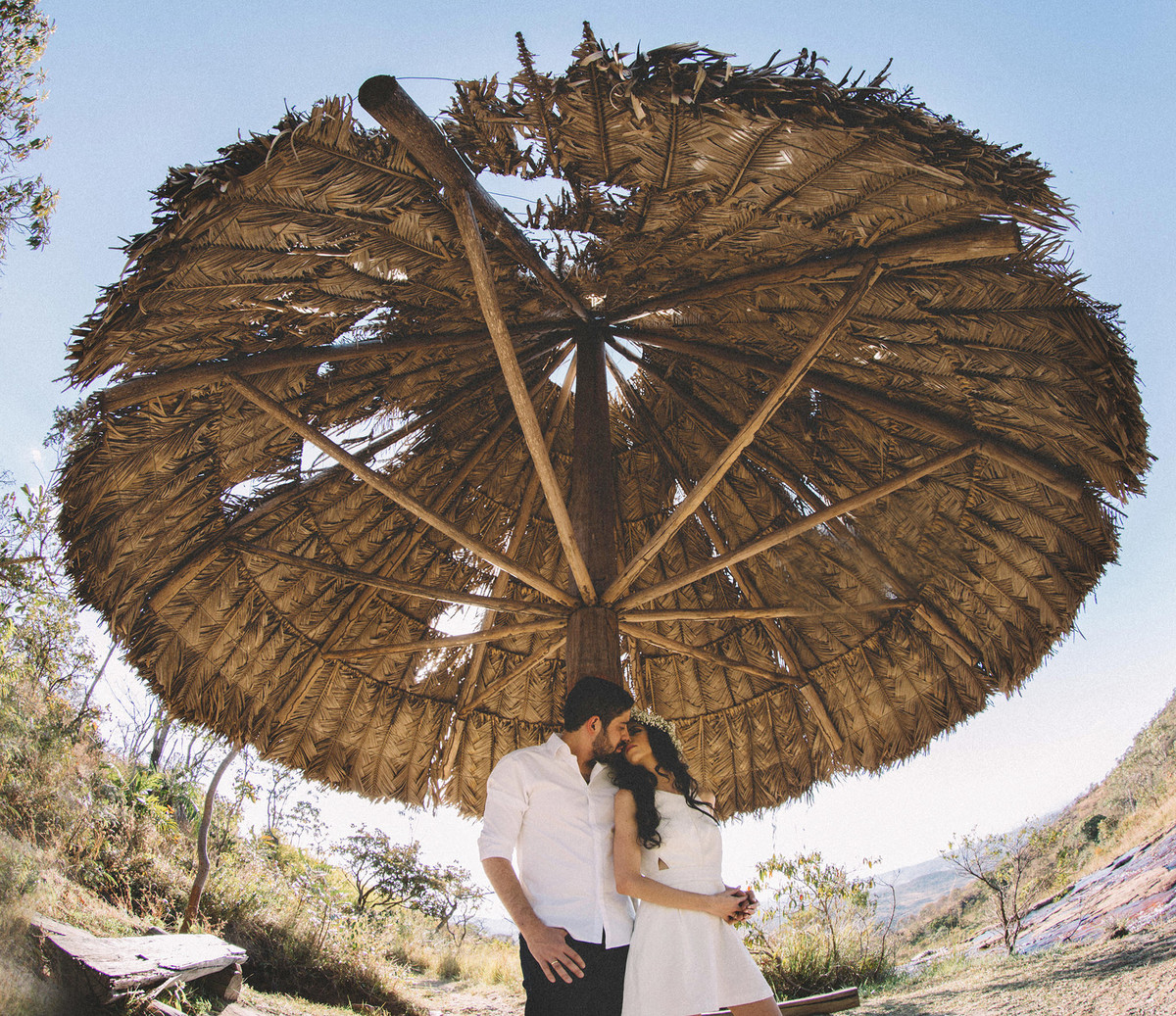 Casal baijando debaixo da sombrinha. Fotografado pelo fotografo de casamento Rafael Ohana em Brasilia-DF
