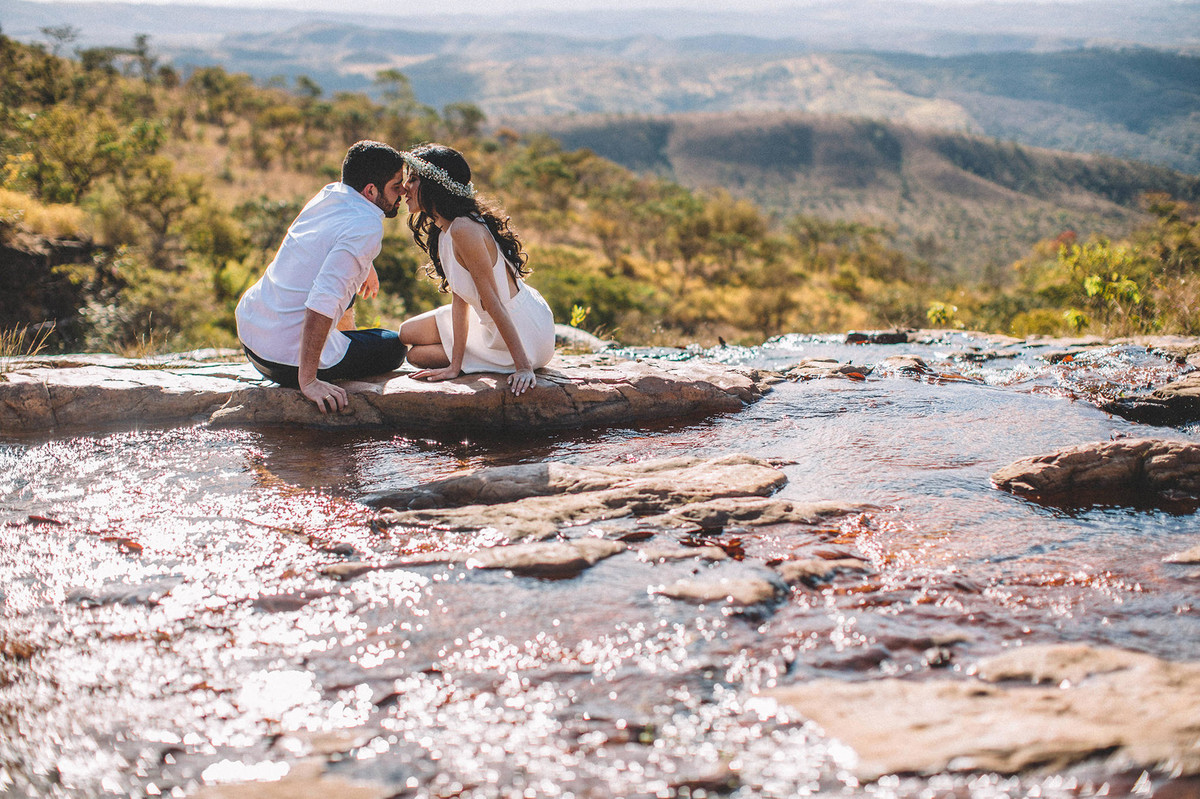 Casal se beijando no rio. Fotografado pelo fotografo de casamento Rafael Ohana em Brasilia-DF