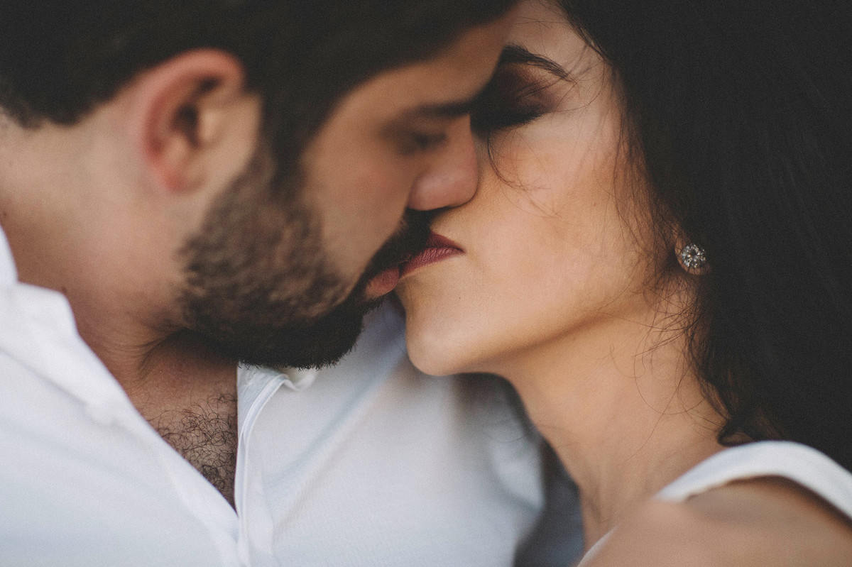 Casal beijando. Ensaio de casal feito pelo fotografo de casamento Rafael Ohana em Brasilia-DF