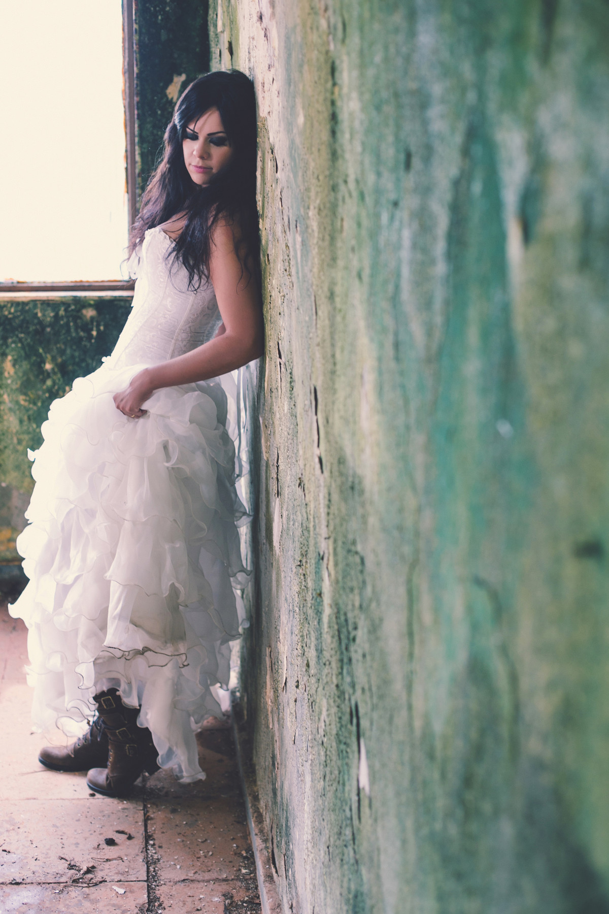 Ensaio trash the dress em uma casa abandonada feito pelo fotógrafo de casamento Rafael Ohana em Brasília-DF