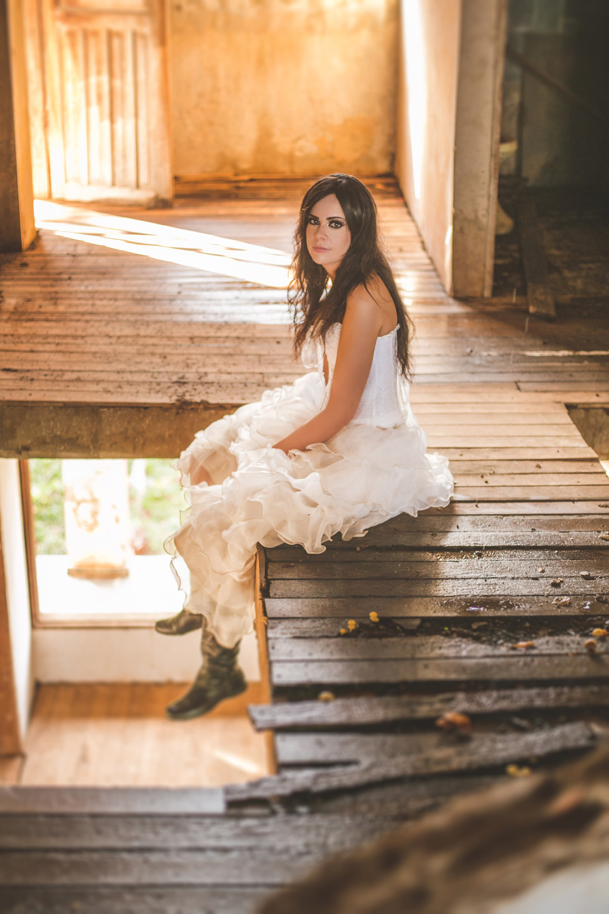 Ensaio trash the dress em uma casa abandonada feito pelo fotógrafo de casamento Rafael Ohana em Brasília-DF