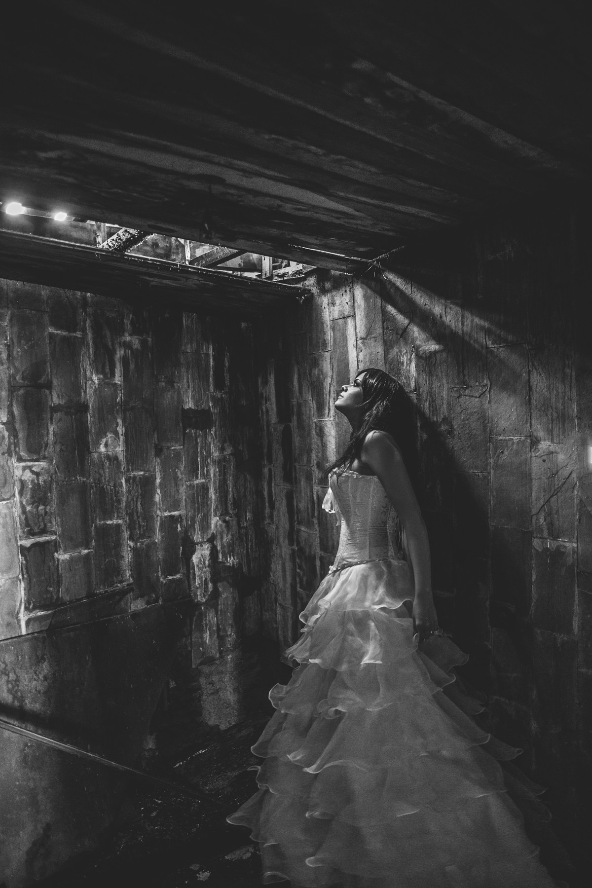Ensaio trash the dress em uma casa abandonada feito pelo fotógrafo de casamento Rafael Ohana em Brasília-DF