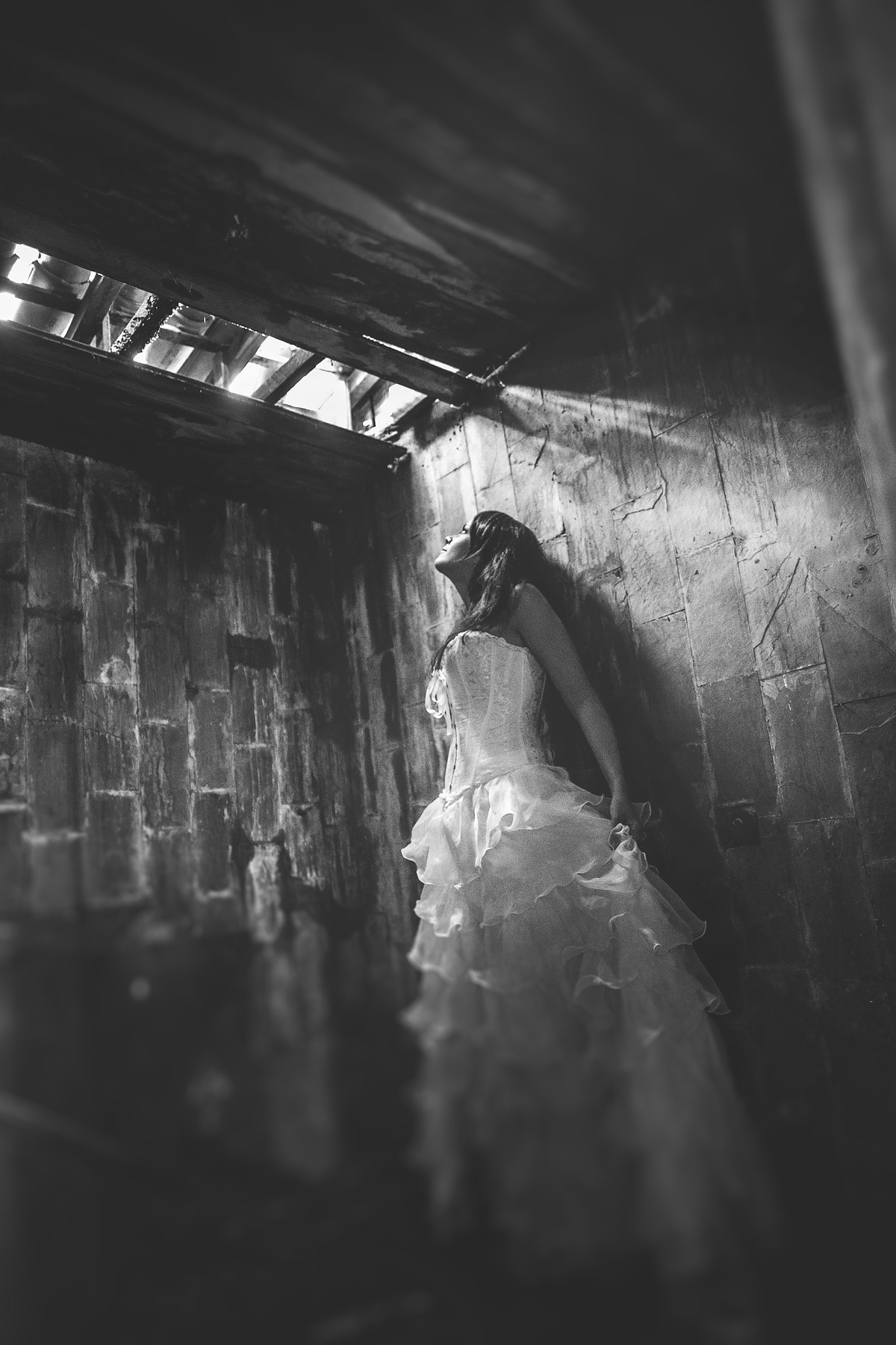 Ensaio trash the dress em uma casa abandonada feito pelo fotógrafo de casamento Rafael Ohana em Brasília-DF