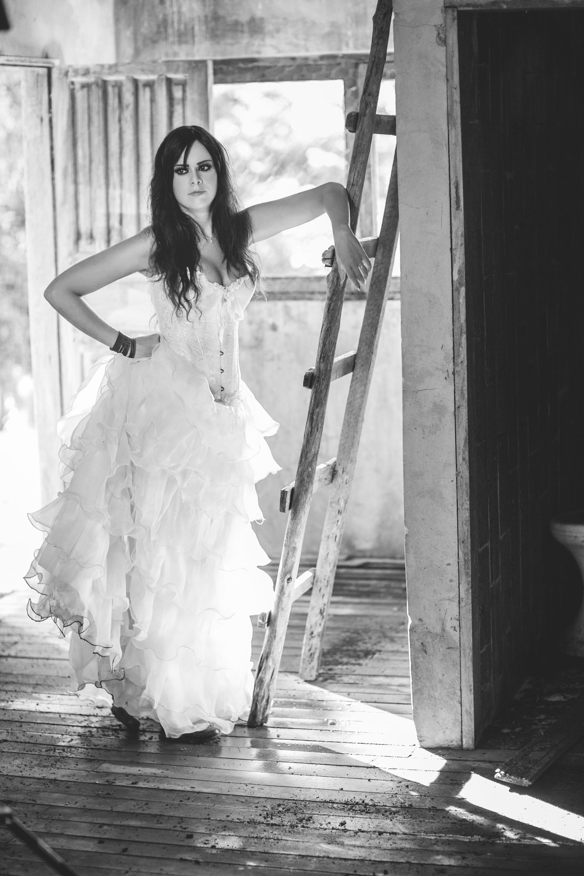 Ensaio trash the dress em uma casa abandonada feito pelo fotógrafo de casamento Rafael Ohana em Brasília-DF