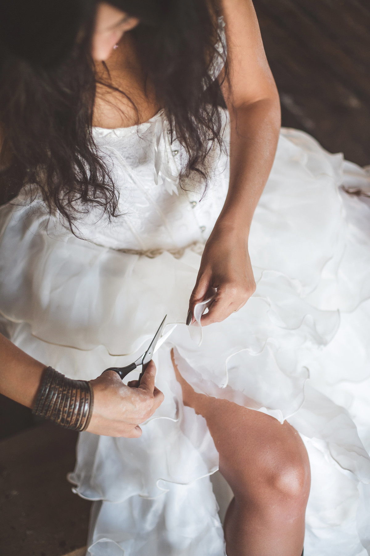 Ensaio trash the dress em uma casa abandonada feito pelo fotógrafo de casamento Rafael Ohana em Brasília-DF