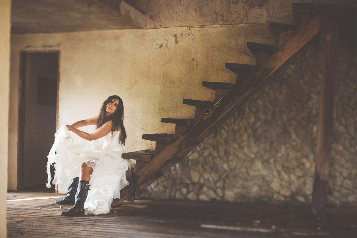 Ensaio trash the dress em uma casa abandonada feito pelo fotógrafo de casamento Rafael Ohana em Brasília-DF