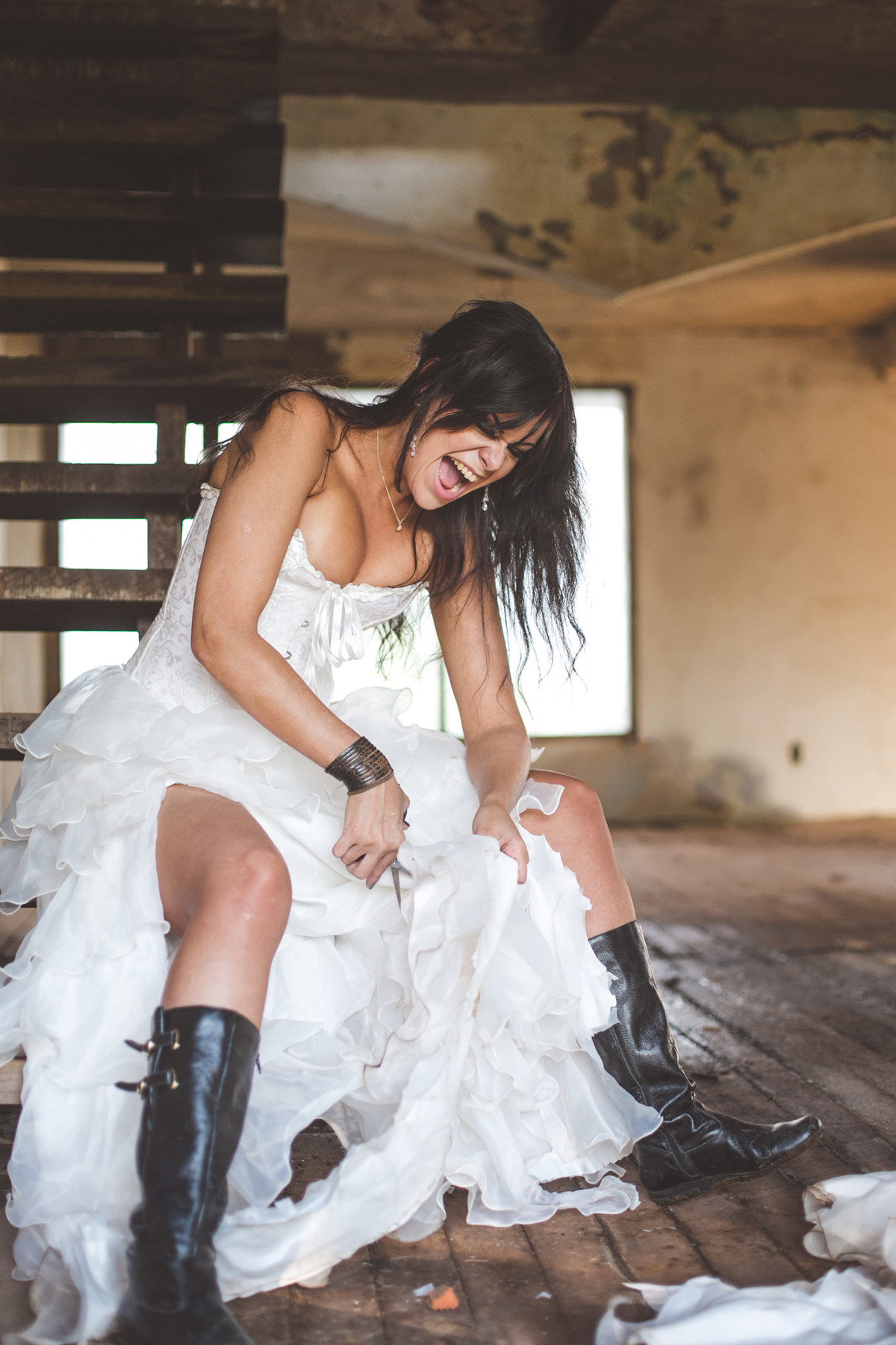 Ensaio trash the dress em uma casa abandonada feito pelo fotógrafo de casamento Rafael Ohana em Brasília-DF
