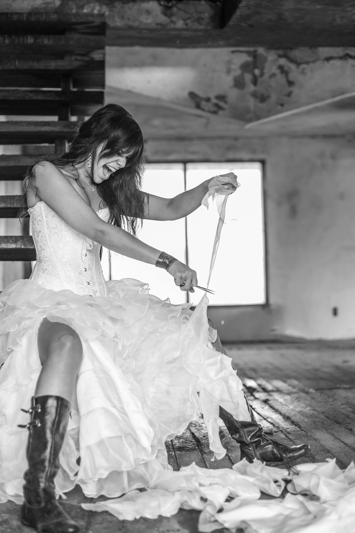 Ensaio trash the dress em uma casa abandonada feito pelo fotógrafo de casamento Rafael Ohana em Brasília-DF