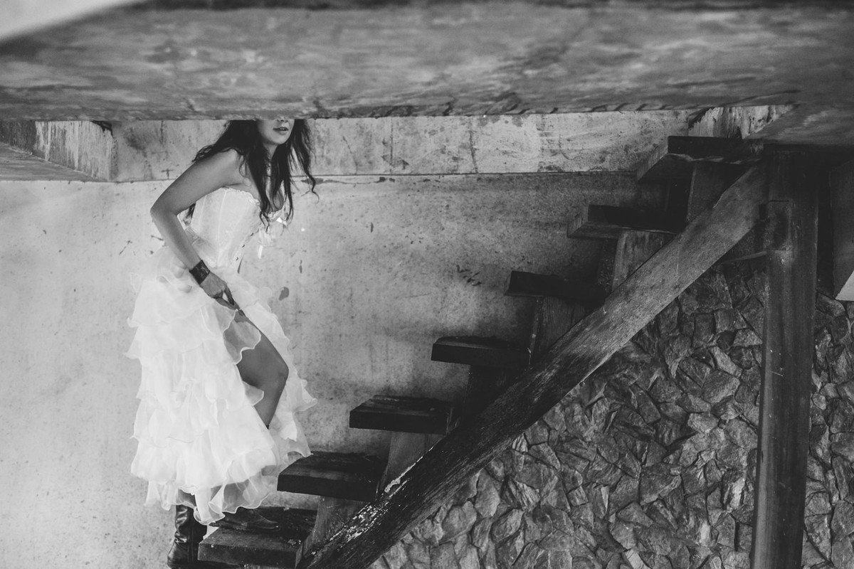 Ensaio trash the dress em uma casa abandonada feito pelo fotógrafo de casamento Rafael Ohana em Brasília-DF