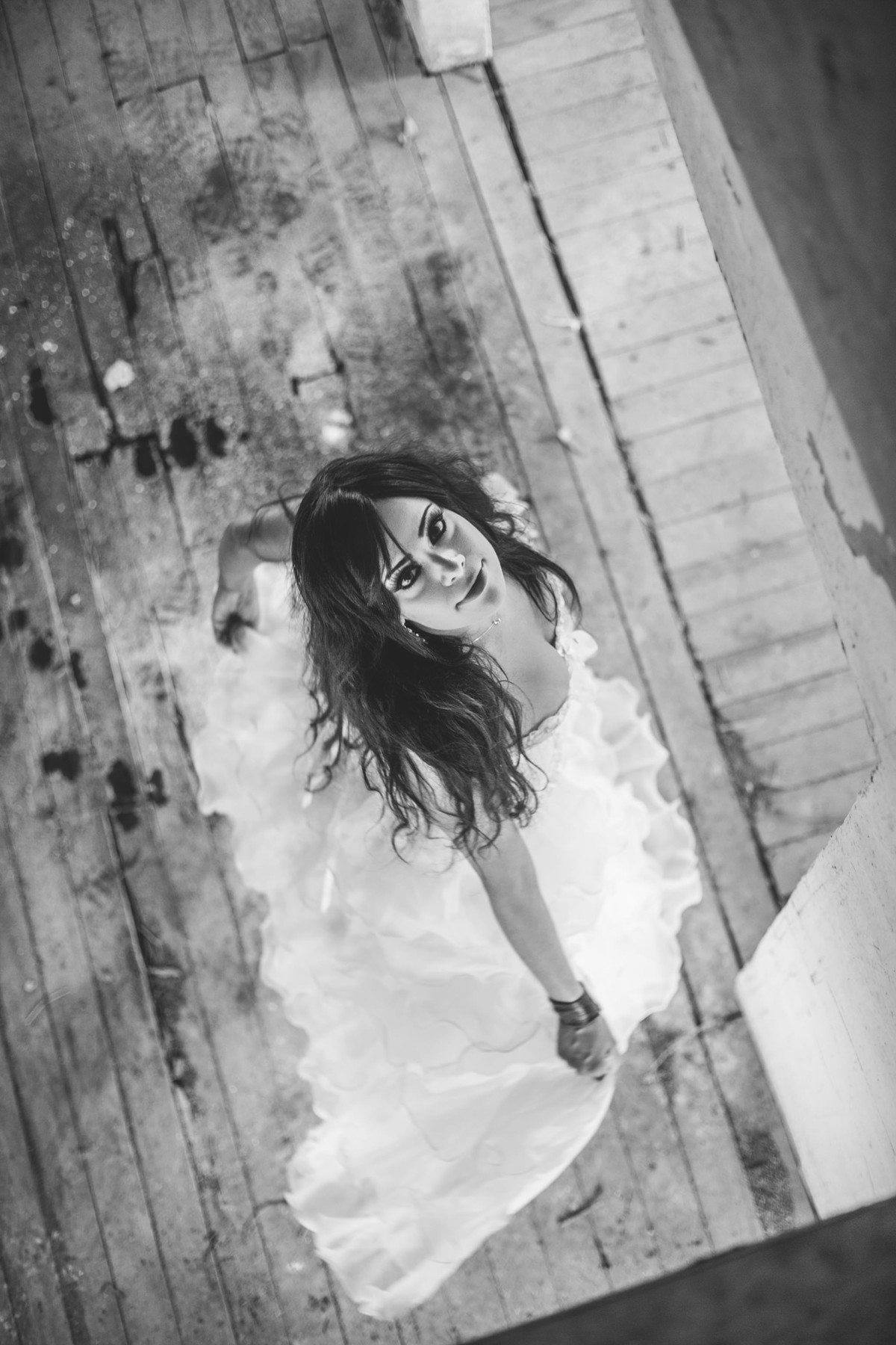 Ensaio trash the dress em uma casa abandonada feito pelo fotógrafo de casamento Rafael Ohana em Brasília-DF
