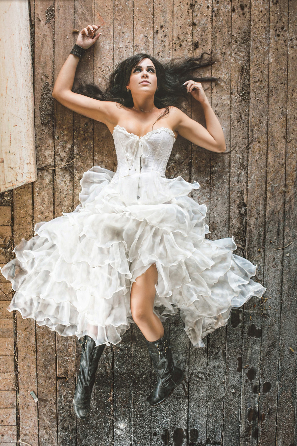 Ensaio trash the dress em uma casa abandonada feito pelo fotógrafo de casamento Rafael Ohana em Brasília-DF