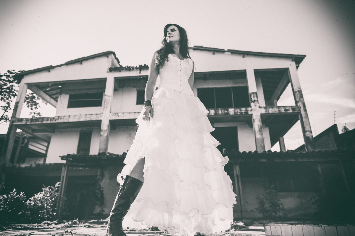 Ensaio trash the dress em uma casa abandonada feito pelo fotógrafo de casamento Rafael Ohana em Brasília-DF
