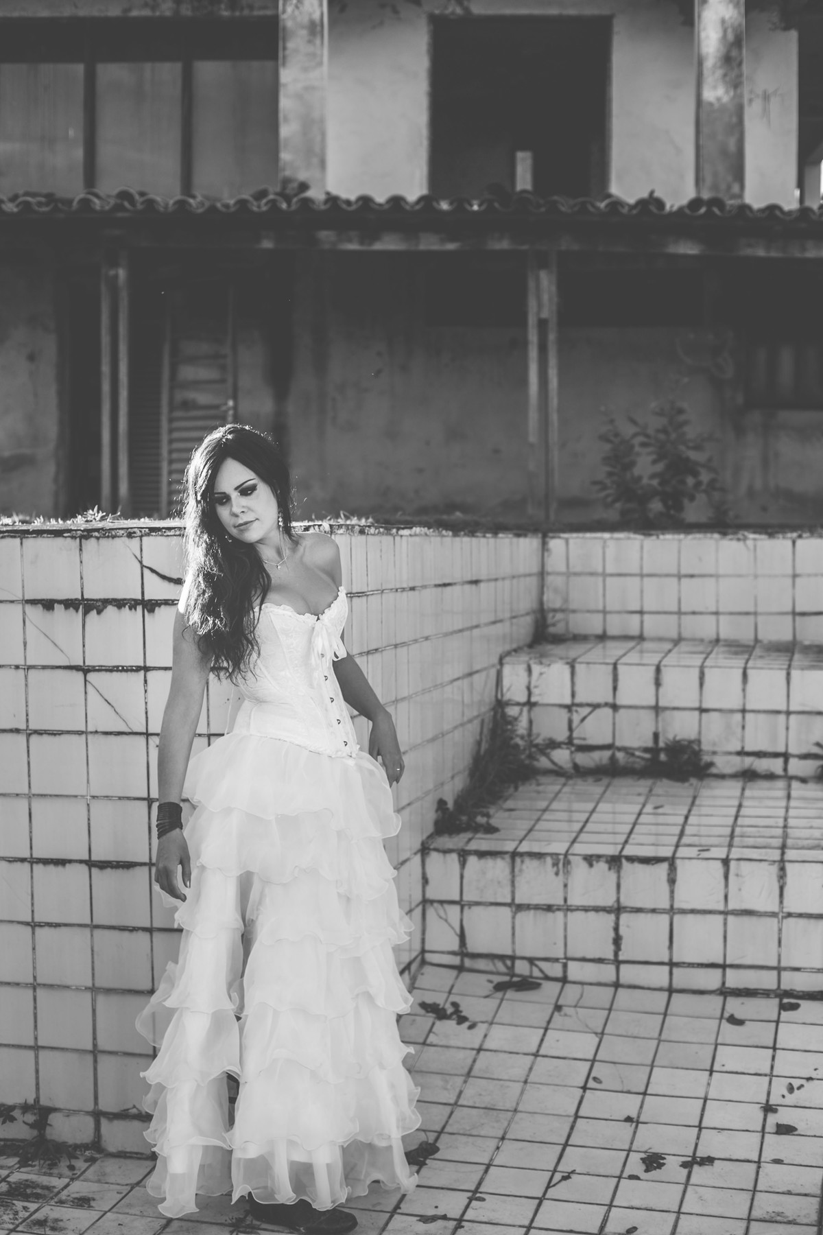 Ensaio trash the dress em uma casa abandonada feito pelo fotógrafo de casamento Rafael Ohana em Brasília-DF