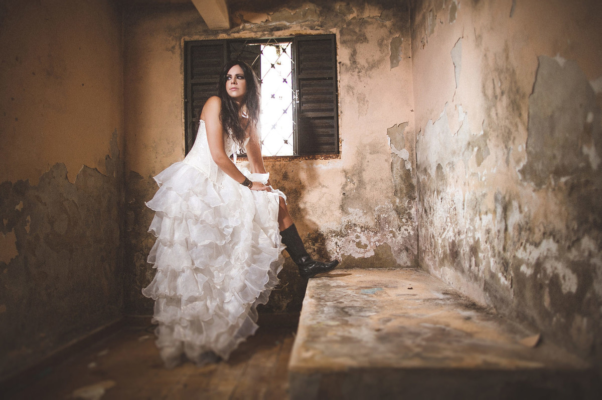 Ensaio trash the dress em uma casa abandonada feito pelo fotógrafo de casamento Rafael Ohana em Brasília-DF