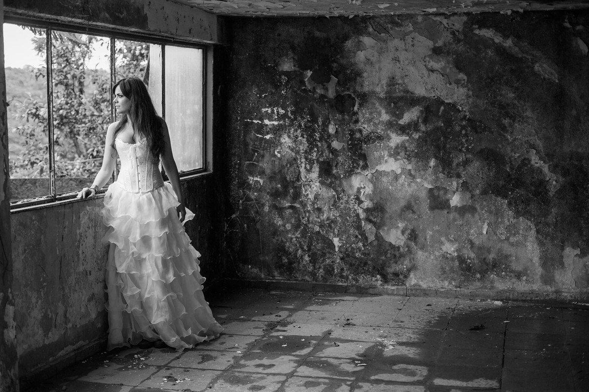 Ensaio trash the dress em uma casa abandonada feito pelo fotógrafo de casamento Rafael Ohana em Brasília-DF