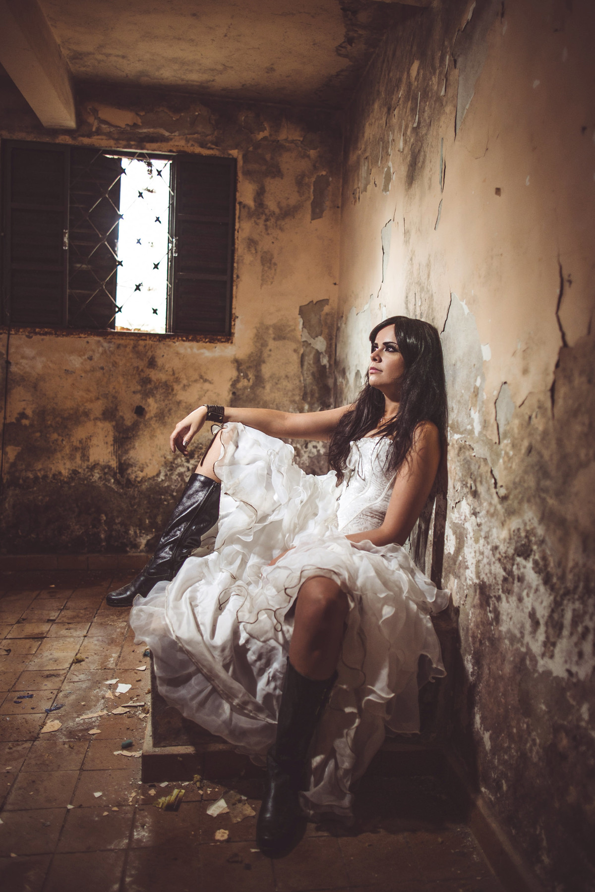 Ensaio trash the dress em uma casa abandonada feito pelo fotógrafo de casamento Rafael Ohana em Brasília-DF