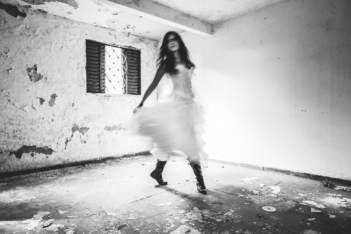 Ensaio trash the dress em uma casa abandonada feito pelo fotógrafo de casamento Rafael Ohana em Brasília-DF
