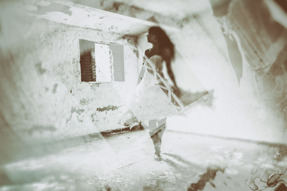Ensaio trash the dress em uma casa abandonada feito pelo fotógrafo de casamento Rafael Ohana em Brasília-DF