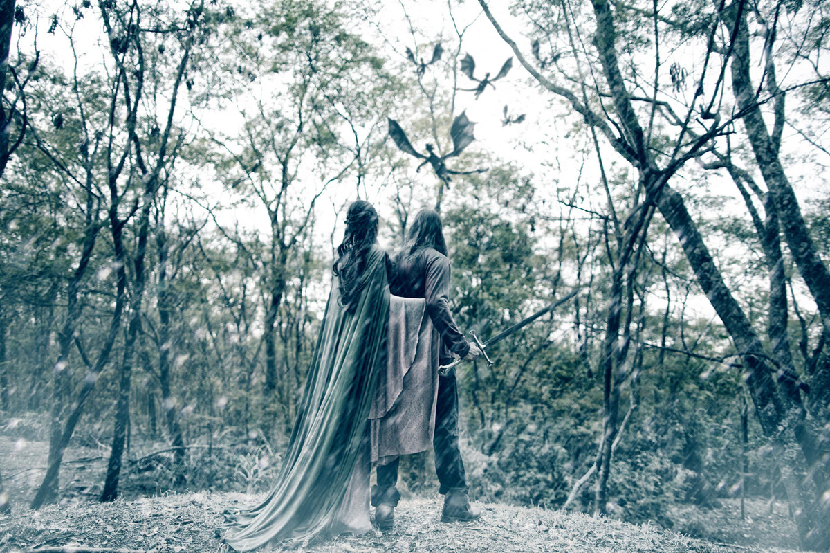 Casal olhando dragões www.rafaelohana.com Medieval Couple and Dragons Photoshoot