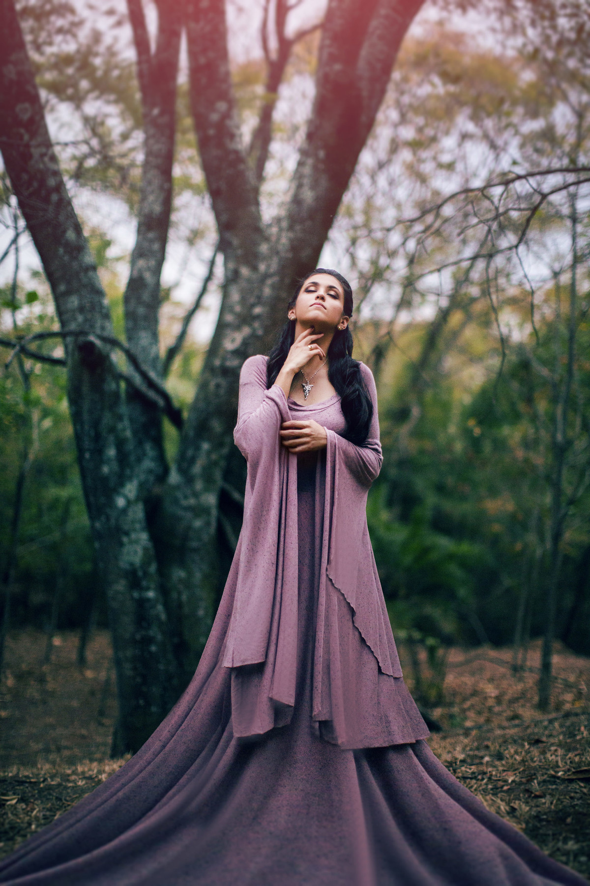 Mulher sozinha na floresta www.rafaelohana.com Medieval girl in the woods Photoshoot