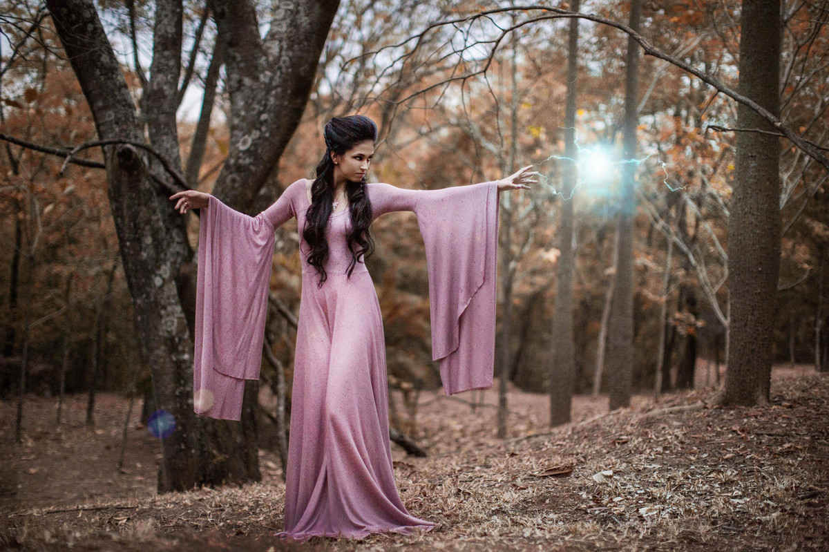 Feiticeira soltando magia. www.rafaelohana.com Medieval sorcerer in the woods Photoshoot