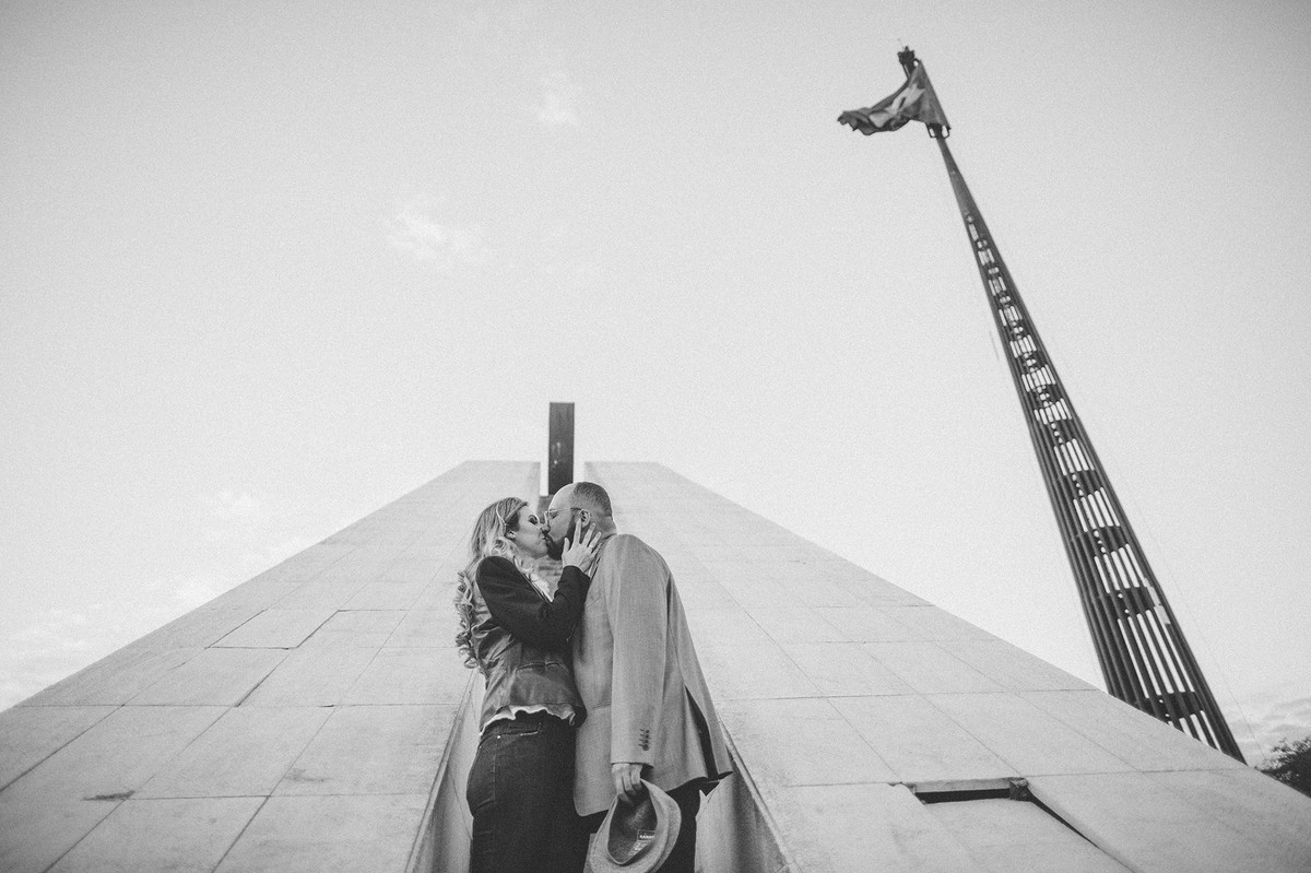 ensaio de casal feito na esplanada dos ministérios de Brasília pelo fotógrafo de casamento Rafael Ohana em Brasília-DF www.rafaelohana.com