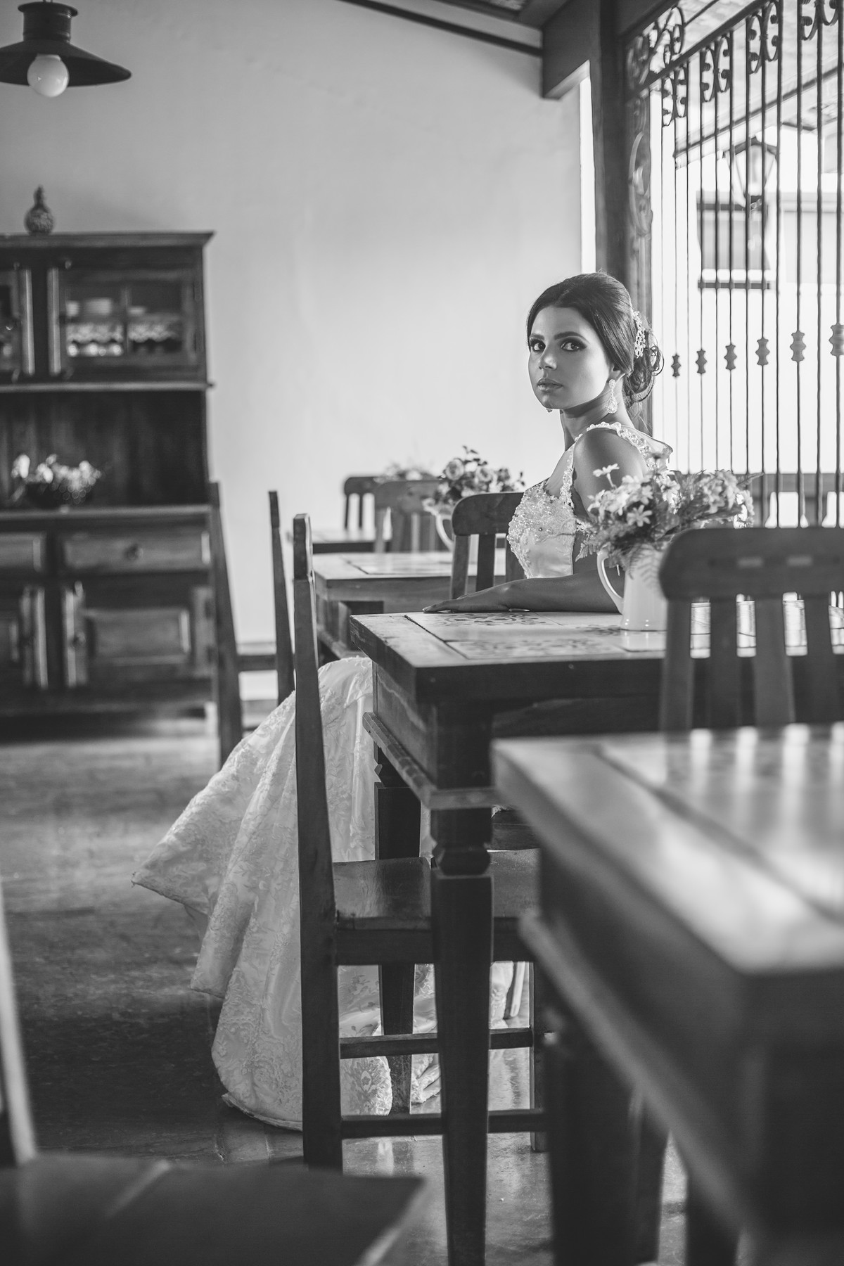 Noiva sentada esperando foto feita pelo fotógrafo Rafael Ohana em Paracatu-M