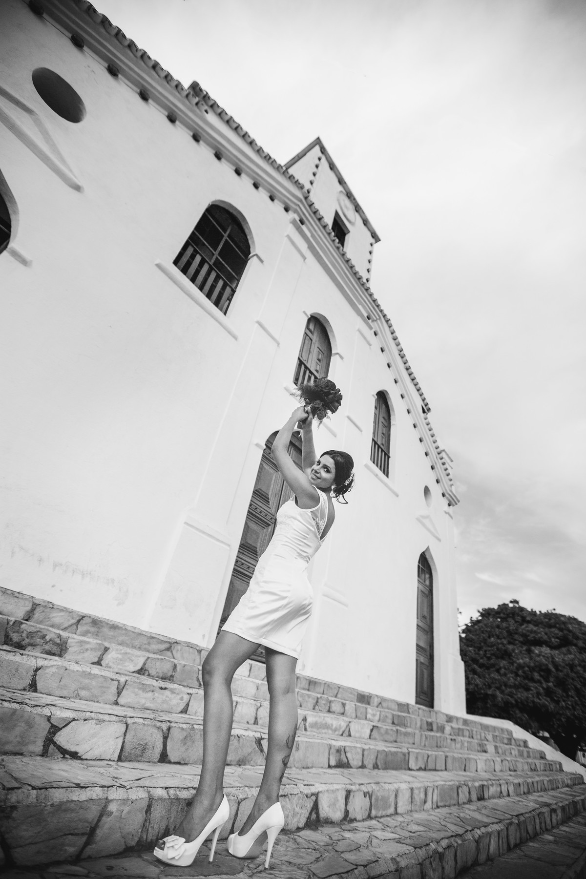 noiva posando com buquê em igreja foto feita pelo fotógrafo Rafael Ohana em Paracatu-M