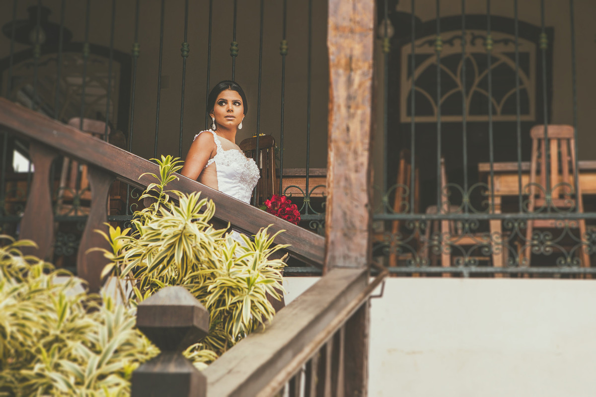 Noiva descendo escada em casa foto feita pelo fotógrafo Rafael Ohana em Paracatu-M
