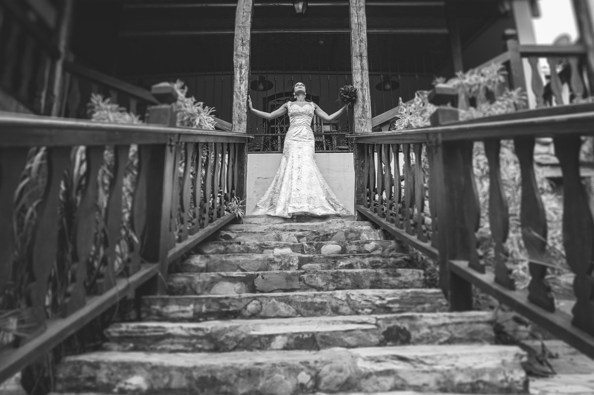 Noiva posando em escadaria antiga foto feita pelo fotógrafo Rafael Ohana em Paracatu-M