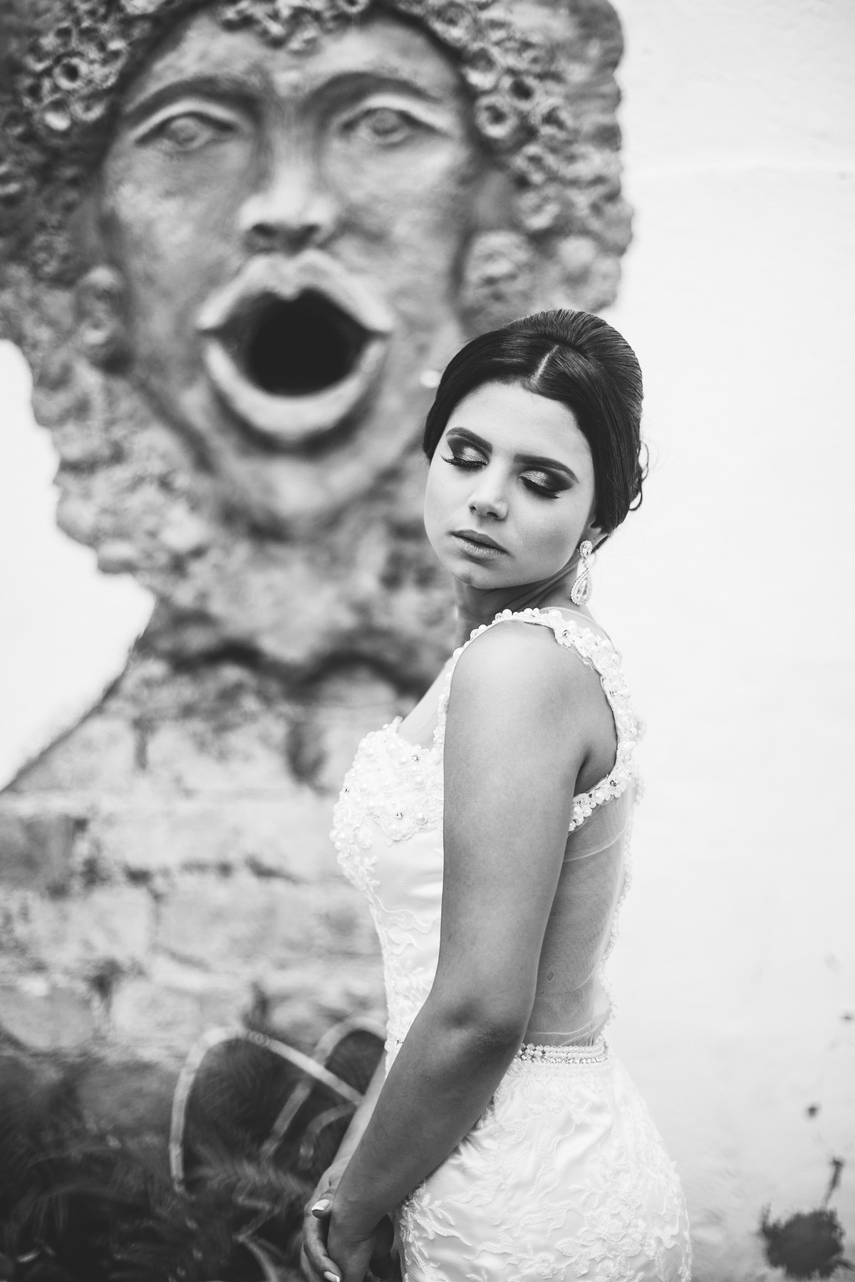 Noiva posando perto de fonte antiga foto feita pelo fotógrafo Rafael Ohana em Paracatu-M